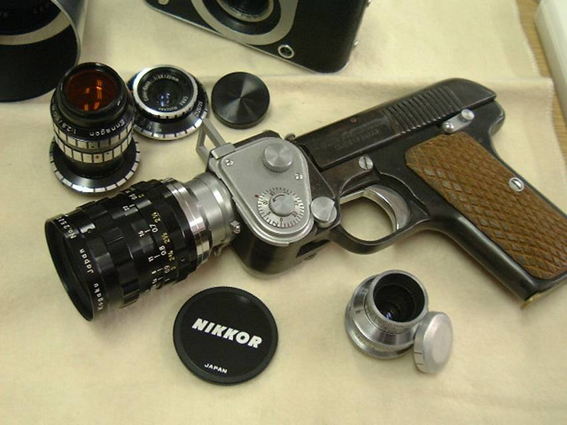 Illustration for article titled Pistol Cams, the Mammoth Camera, and Other Odd Vintage Cameras
